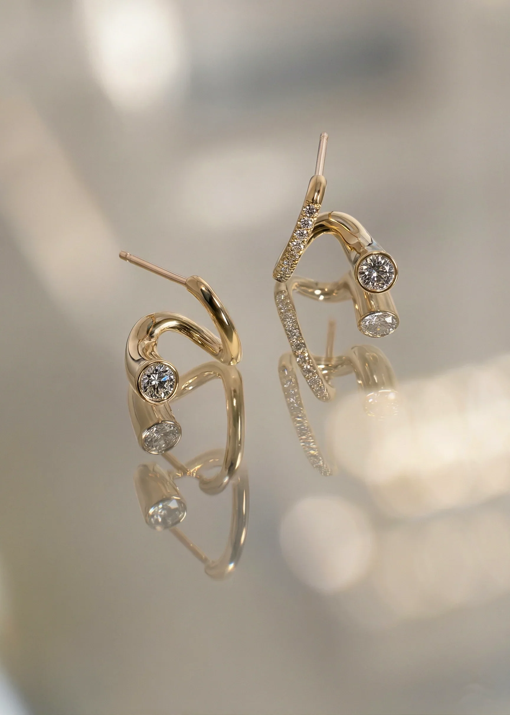 0.36 TCW Round Lab Grown Diamond Curved Earring preview angle 3