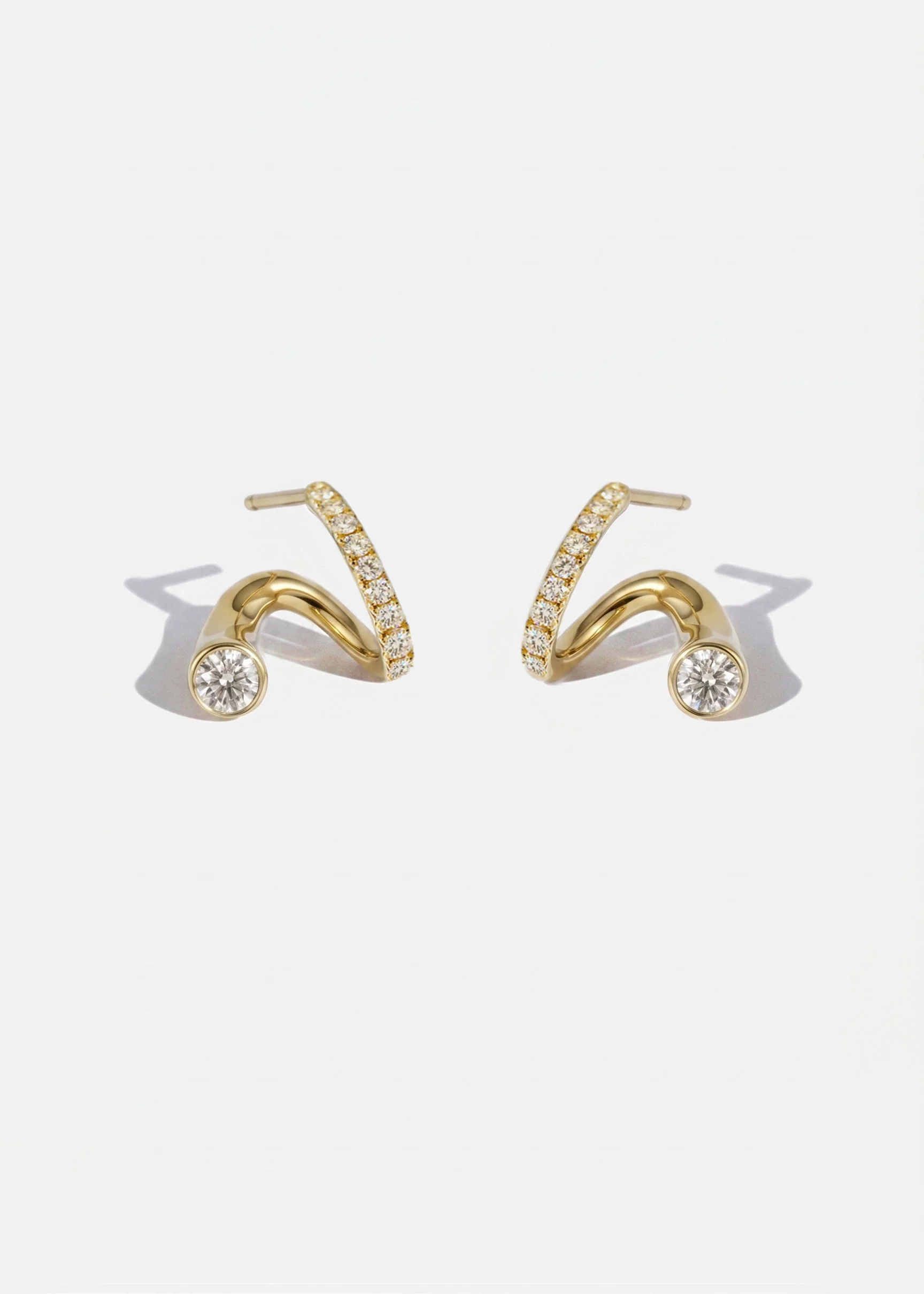 0.21 TCW Round Lab Grown Diamond Curved Earring preview angle 3